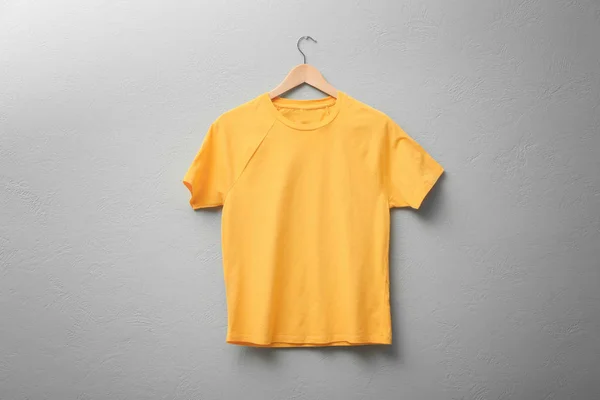 Gul t-shirt på ljus bakgrund. Håna upp för design — Stockfoto