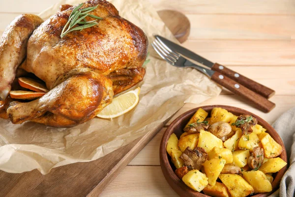 Delicioso pollo asado entero servido en la mesa —  Fotos de Stock