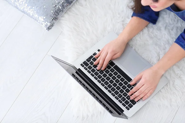 Donna utilizzando il computer portatile — Foto Stock