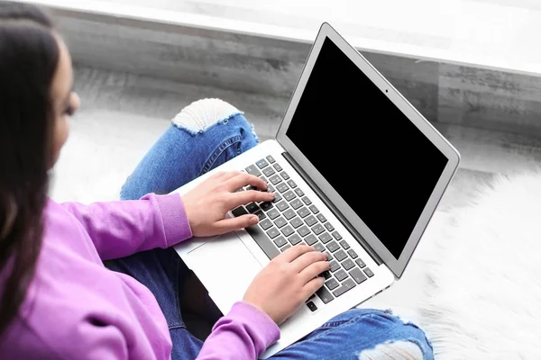 Woman using laptop indoors, closeup — Stock Photo, Image