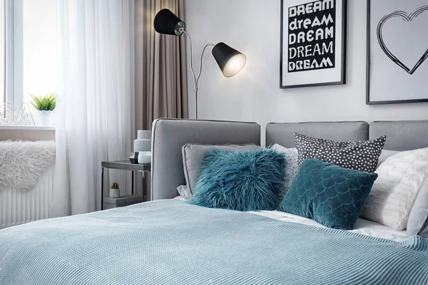 Hermosa cama con almohadas en el interior de la habitación —  Fotos de Stock