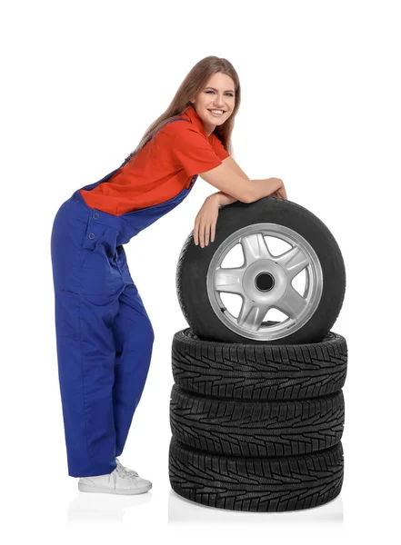 Mecánica femenina con neumáticos de coche — Foto de Stock