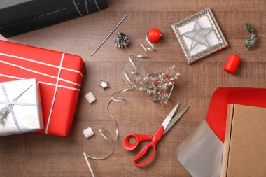 Ahşap arka plan, üstten görünüm üzerinde güzel hediye kutuları ile kompozisyon