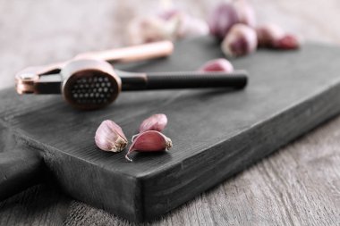 Karanfil ve sarımsak kırıcı ahşap tahta üzerinde