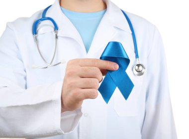 Doktor holding mavi kurdele beyaz arka plan üzerinde. Kanser farkındalık kavramı