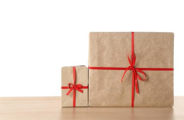 Parsel hediye kutuları beyaz arka plan karşı ahşap tablo