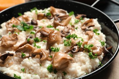 Risotto ve metal kapta hizmet mantar ile yemek