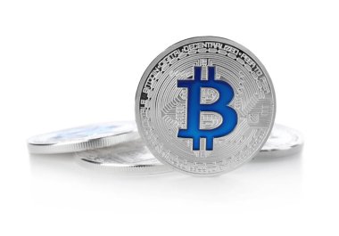 Beyaz arka plan üzerinde gümüş bitcoins