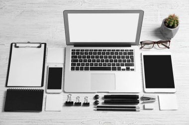 Cihazlar ve ileti örneği ahşap arka plan üzerinde kümesi. Mockup tasarım için