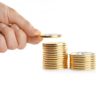 El ile beyaz zemin üzerine altın bitcoins