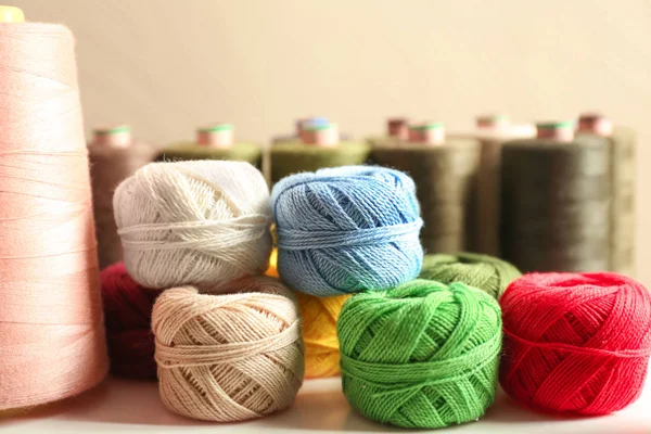 Set of color crocheting clews and sewing threads on shelf — Stock Photo, Image