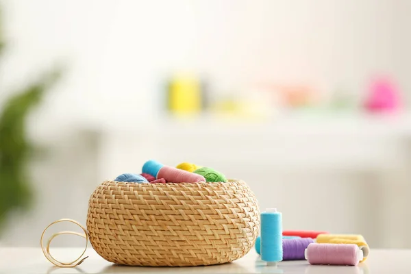 Proutěný box s barevných nití a háčkování podávajíce na stůl doma — Stock fotografie