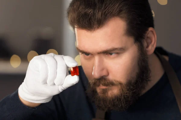 Jeweler holding gem in workshop, closeup — Stock Photo, Image