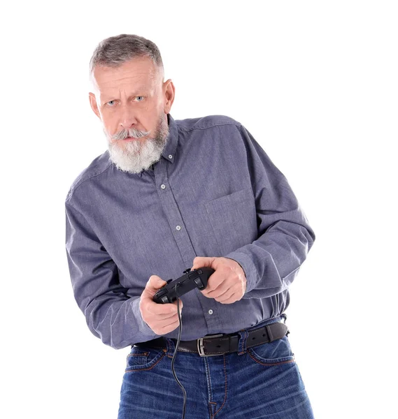 Emocional homem sênior jogando vídeo game no fundo branco — Fotografia de Stock
