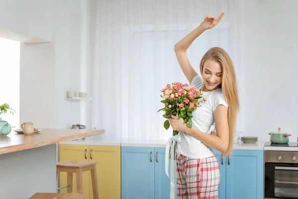 Красивая молодая женщина с букетом роз дома — стоковое фото