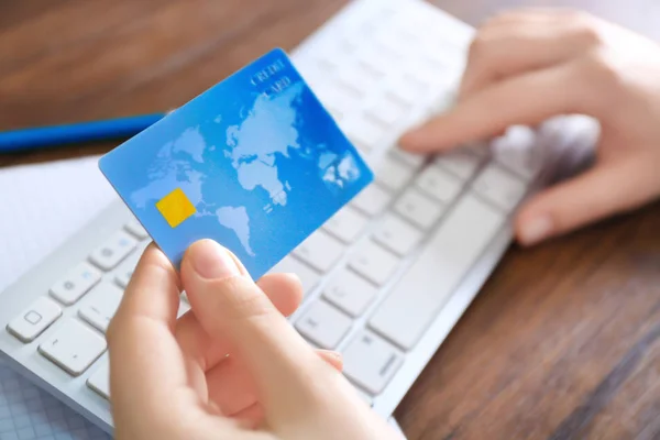Femme avec carte de crédit tapant sur le clavier de l'ordinateur, gros plan. Concept de magasinage Internet — Photo