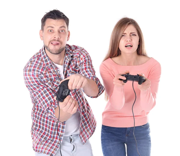 Couple émotionnel jouant jeu vidéo sur fond blanc — Photo