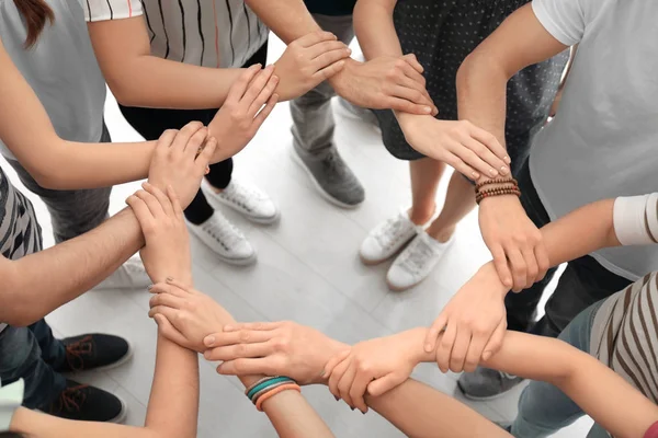 Mensen hand in hand samen als symbool van de eenheid — Stockfoto