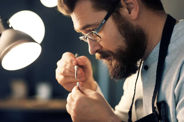 Juwelier arbeitet in Werkstatt, Nahaufnahme — Stockfoto