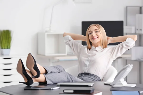 Young businesswoman relaxing in office — Stock Photo, Image