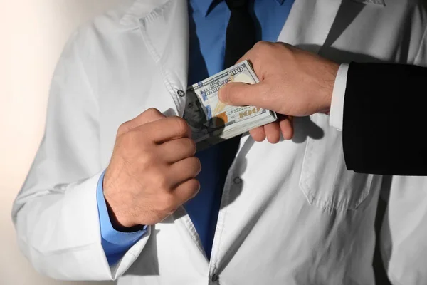 Lekarz przyjmująca łapówki od biznesmena, zbliżenie — Zdjęcie stockowe