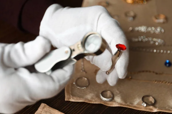 Juwelier arbeitet in Werkstatt, Nahaufnahme — Stockfoto