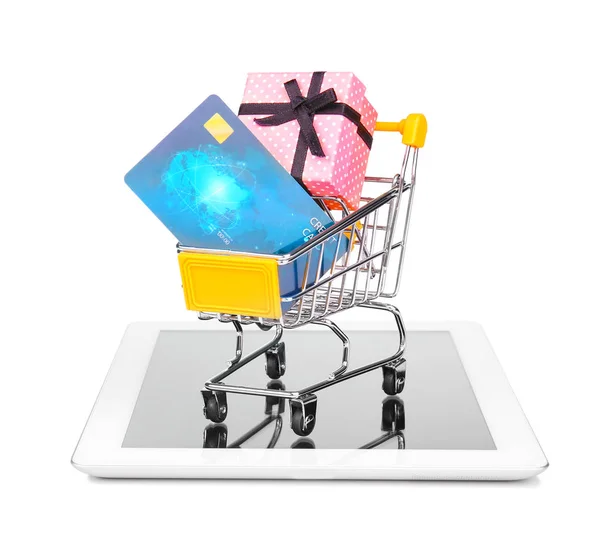 Composición con tablet computer, carrito de compras pequeño, caja regalo y tarjeta de crédito sobre fondo blanco. Concepto de compras por Internet — Foto de Stock