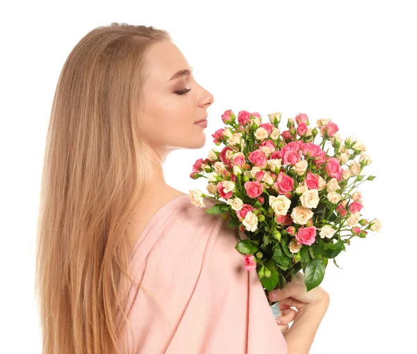 Mulher bonita com buquê de rosas no fundo branco — Fotografia de Stock