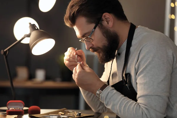 Juwelier arbeitet in Werkstatt — Stockfoto