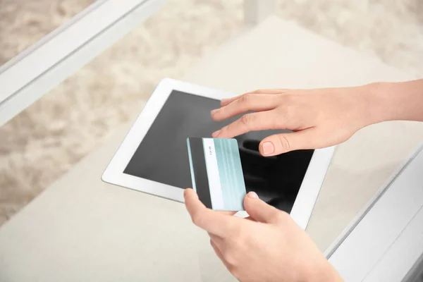 Frau mit Kreditkarte, während sie zu Hause einen Tablet-Computer benutzt. Einkaufskonzept im Internet — Stockfoto