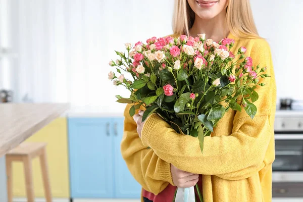 自宅にバラの花束を持つ若い女性 — ストック写真