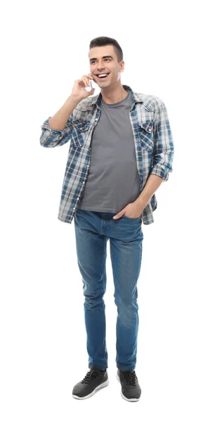 Attraente giovane uomo che parla sul cellulare su sfondo bianco — Foto Stock