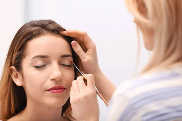 Make-up-Artist arbeitet mit schönem Modell, Nahaufnahme — Stockfoto