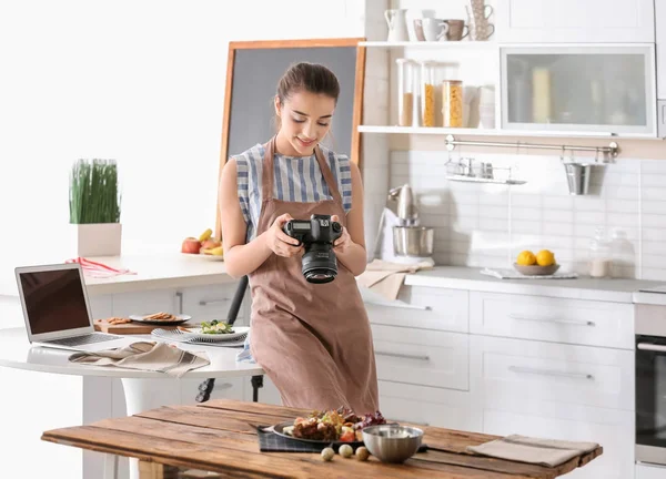 Mujer joven con cámara profesional preparando la composición de la naturaleza muerta — Foto de Stock