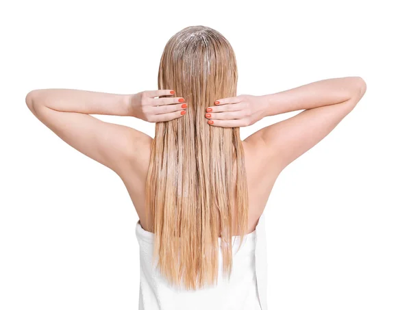 Mujer joven con máscara en el cabello contra fondo claro — Foto de Stock