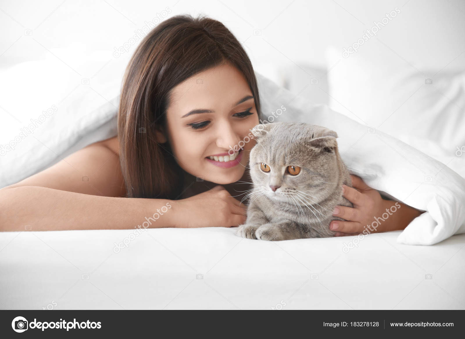 Mladá žena kočička fotky