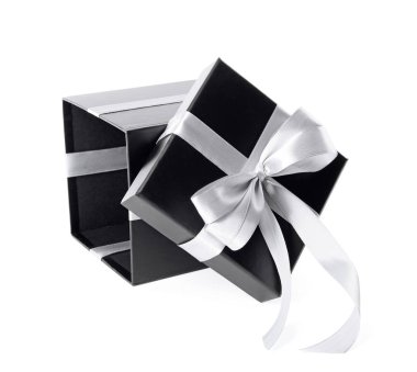 Beyaz arka plan üzerine açık güzel hediye kutusu