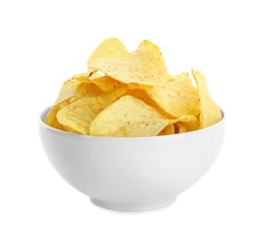 Beyaz zemin üzerine kabın içinde patates cipsi