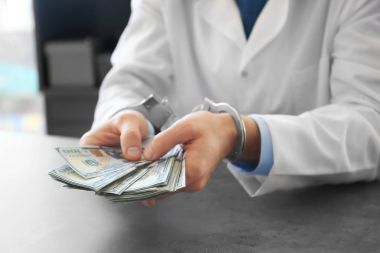 Doktor rüşvet işyerinde, closeup tutan kelepçeleri