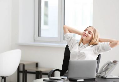 ofiste genç işkadını rahatlatıcı