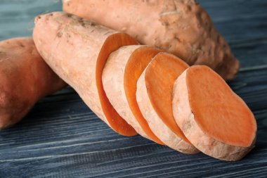 Ahşap masa dilimleri ile tatlı patates