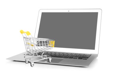 Dizüstü bilgisayar ve küçük alışveriş sepeti beyaz arka plan üzerinde. Internet alışveriş kavramı