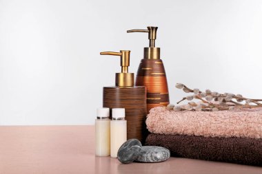 Temiz havlu ve tuvalet malzemeleri ahşap masa beyaz arka plan üzerinde set