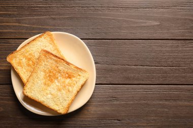 Ahşap zemin üzerine kızarmış ekmek ile plaka