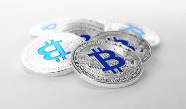 Beyaz arka plan üzerinde gümüş bitcoins