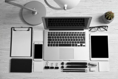 Cihazlar ve ileti örneği ahşap arka plan üzerinde kümesi. Mockup tasarım için