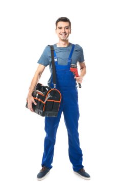 Alet çantası ve beyaz arka plan üzerinde beyinameliyatı üniformalı genç tesisatçı