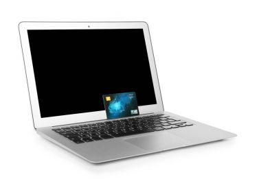 Laptop ve beyaz arka plan üzerinde kredi kartı. Internet alışveriş kavramı