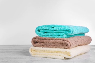 Beyaz arka plan karşı ahşap masa taze havlu yığını