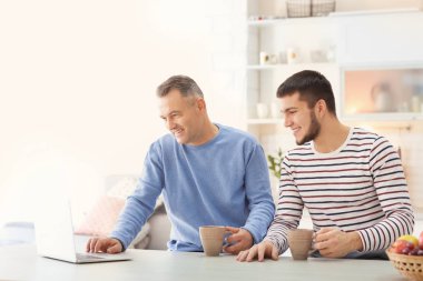 Olgun adam oğluyla evde vakit